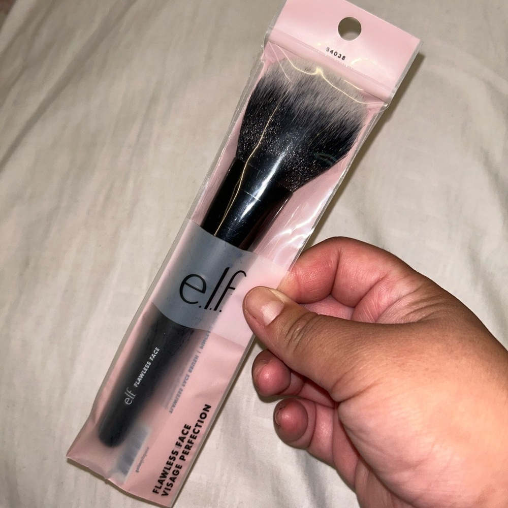 E.L.F. Flawless Face brush